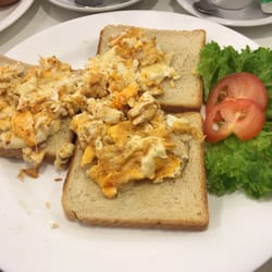 LA FENICE Eiscafé - Rührei mit Käse (wahlweise auch mit Schinken) auf Toast