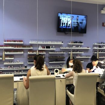 Madelyn Chicago Nail Spa - Nail Salons Near Me - Chicago, Illinois