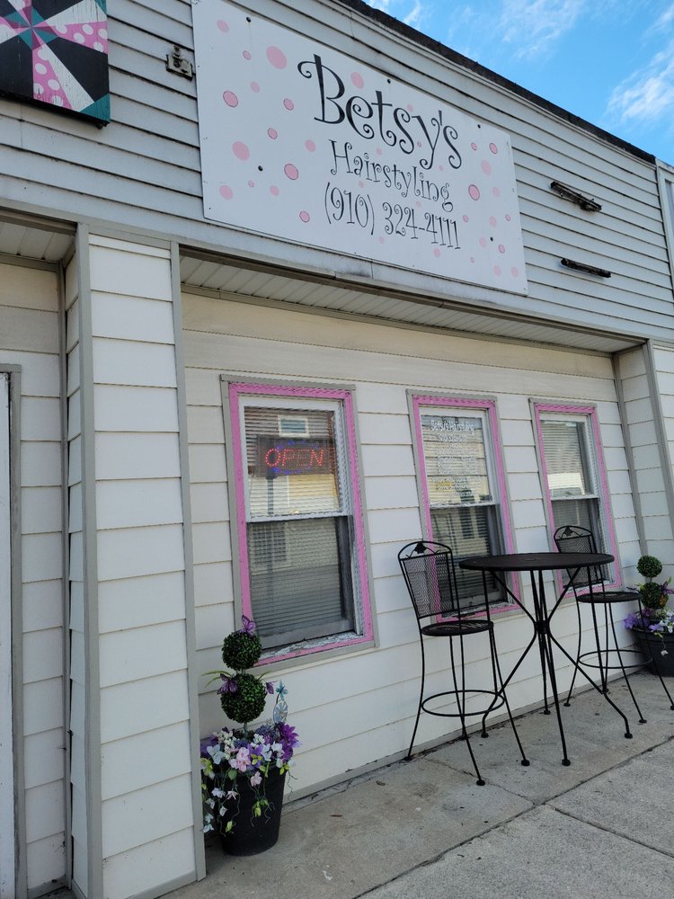 Betsy's Hairstyling Logo