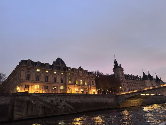 Bateaux-Mouches by null