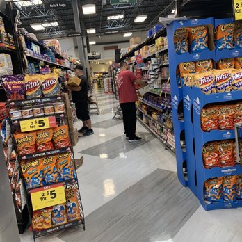 Ralphs - Merchandisers stocking up - Grocery Near Me - Sherman Oaks, California