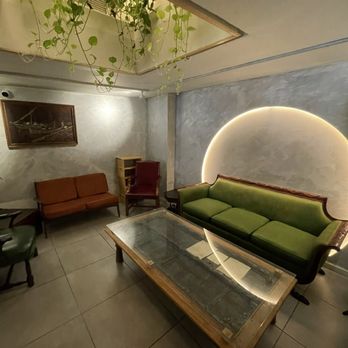 Huuma - upstairs lounge area - Cocktail Bars Near Me - New York, New York