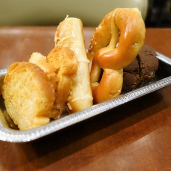 Murray's - Murray's Restaurant 09/24/18: Bread Basket - Garlic, Rye, Pretzel, Cheese Stick, Butter - Steakhouses Near Me - Minneapolis, Minnesota