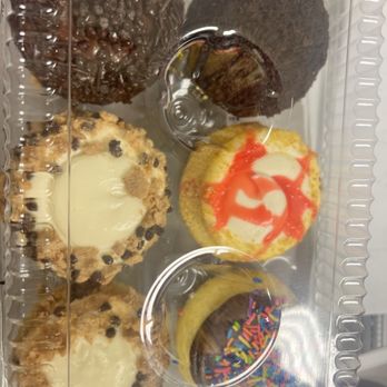 Carousel Cakes - Cupcake flavors : cannoli , chip , Classic vanilla fudge , strawberry cheese and chocolate rum - Bakeries Near Me - Nanuet, New York