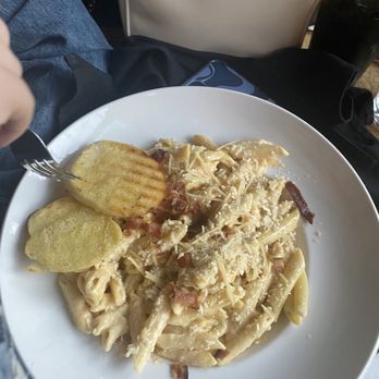 Harvey's Grill and Bar - Ultimate Mac N Cheese - New American Near Me - Saginaw, Michigan