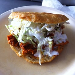 Manolo's - Gordita de carne al chipotle.