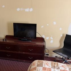 Budget Lodge by OYO Portland West - Main room wall. Torn up chair