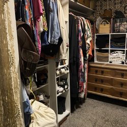 The Driveway Market - An organized closet