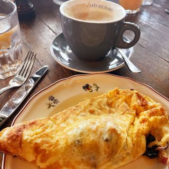 L'Éclair - Breakfast with omelet, croissant, cappuccino, and fresh squeezed Orange juice - delicious! - French Near Me - Paris, 75 L'Éclair - Breakfast with omelet, croissant, cappuccino, and fresh squeezed Orange juice - delicious! - French Near Me - Paris, 75