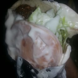 Kabab - Para los vegetarianos no necesitas nada mas que ese Falafel y la salsa de ajo es exquisito (pero cuidad con el aliento después)