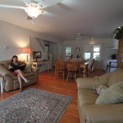Horseshoe Bend RV Campground, Cabins & Boat Ramp - The living room of the rental cabin