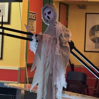 Ellen's Stardust Diner - Ghost - Diners Near Me - New York, New York