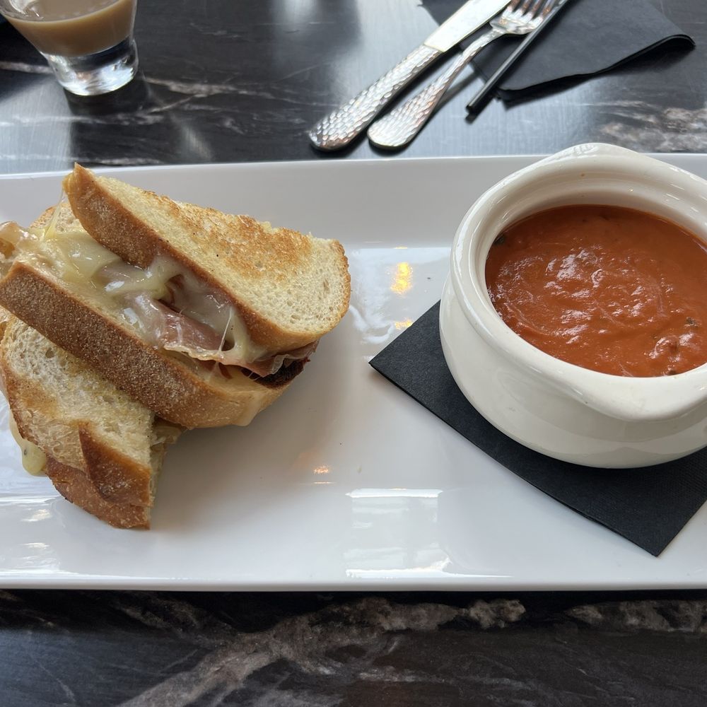 Blue Jackets Gastropub - Grilled cheese and tomato basil soup - Wine Bars Near Me - Orlando, Florida