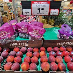 Yellow peaches $1.98 but the sticker is for organic $3.99/lb!