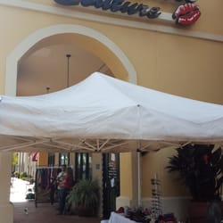 La Ve Vee Couture - Cute store with sidewalk entertainment this week