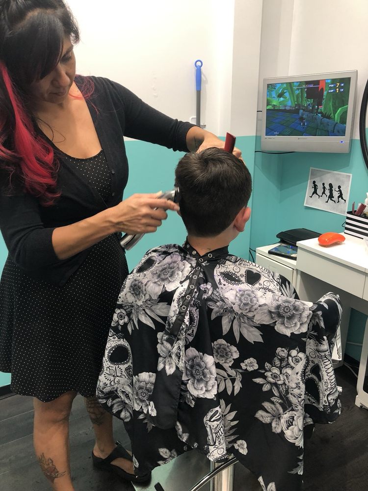 Salon Fab By Veronica Logo