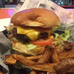Pido's Pub - Cheeseburger and fries