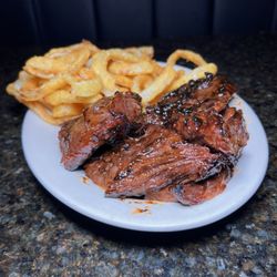 Champions Pub - Steak tips and onion rings: superb