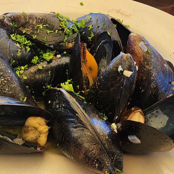 Bardot - Mussels in a white wine garlic sauce - New American Near Me - Claremont, California Bardot - Mussels in a white wine garlic sauce - New American Near Me - Claremont, California