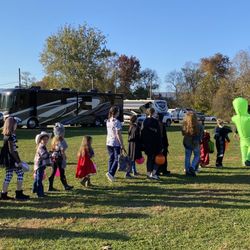 Twin Bridge Campground - Halloween parade before trick or treating