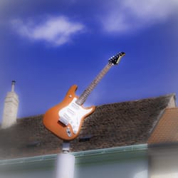 Musikuniversum Fahrbach - Eine echte Gitarre... 24h, am Tag ausgestellt... Vor dem Laden!