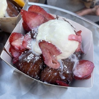 Bao Buns - strawberries and ice cream in a box - Desserts Near Me - Surrey, British Columbia Bao Buns - strawberries and ice cream in a box - Desserts Near Me - Surrey, British Columbia
