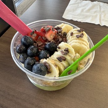 everbowl - Create your own - matcha base with strawberries, banana, blueberries, cocoa nibs and honey - Acai Bowls Near Me - Chesapeake, Virginia