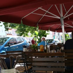 Hofbräuhaus Bräustüberl - Autos auf dem Stadtplatz beim Hofbräuhaus