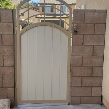 CurvConstruction - Custom side gate - Fences & Gates Near Me