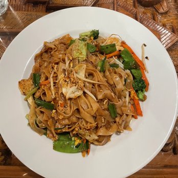 Thai Elephants Restaurant - Veggie Pad See Ew - Thai Near Me - Charleston, South Carolina Thai Elephants Restaurant - Veggie Pad See Ew - Thai Near Me - Charleston, South Carolina