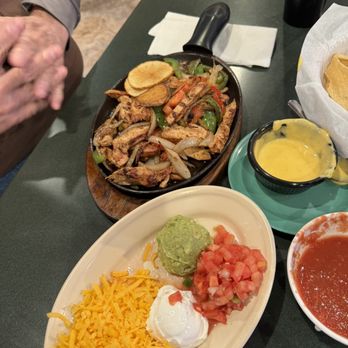 Leal's Mexican Restaurant - Fajitas pollo - Mexican Near Me - Clovis, New Mexico