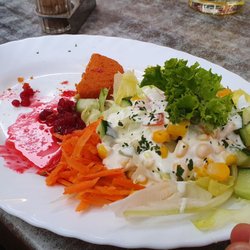 Restaurant Zur Düne - Tiefkühl-Camembert mit einer Scheibe Toast und einen Salat mit einen nüchternen Dressing und Preiselbeermarmelade