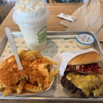 Shake Shack Gainesville - Ice Cream & Frozen Yogurt Near Me - Gainesville, Virginia