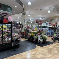 Harris Teeter - Inside! Flower Gallery looking towards deli
