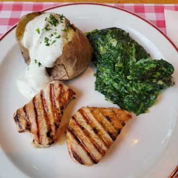 BLOCK HOUSE - Putenmedallions mit Spinat und Ofenkartoffel - Steakhouses Near Me - Kiel, SH BLOCK HOUSE - Putenmedallions mit Spinat und Ofenkartoffel - Steakhouses Near Me - Kiel, SH
