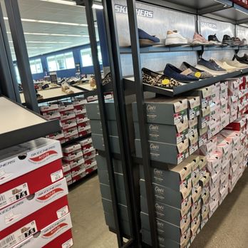 SKECHERS Warehouse Outlet - Finally found a mirror - Shoe Stores Near Me - Houston, Texas SKECHERS Warehouse Outlet - Finally found a mirror - Shoe Stores Near Me - Houston, Texas