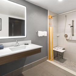 Guest room bath
