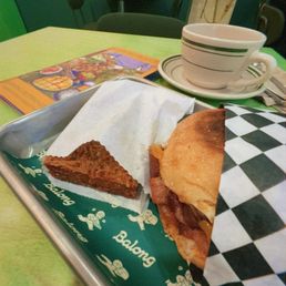 Bacon egg & cheese with the tastiest hash brown eveahhhh ! Also loving Kalesa coffee with every bite 3
