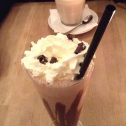 Bistro V - Choko/karamel milkshake & Chai tea