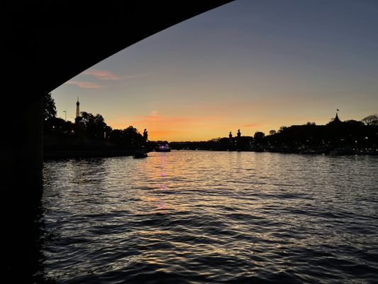 Bateaux-Mouches by null