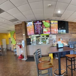 Los Gallos Taqueria - Plenty of seating options
