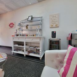 Beehive Waxing Salon - Carlsbad - Cute little area to grab a drink or snack.