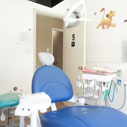 Silicon Valley Pediatric Dentistry and Orthodontics - Sunnyvale - Private treatment room with TV overhead for patient entertainment
