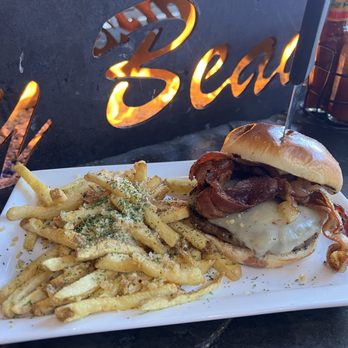 Lucky Beaver Bar & Burger - Gold burger - Sports Bars Near Me - Stateline, Nevada