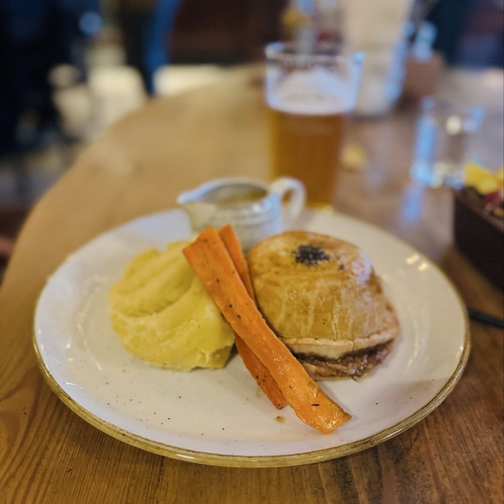 The Feathers - Chicken and Mushroom Pie - Pubs Near Me - London, XGL The Feathers - Chicken and Mushroom Pie - Pubs Near Me - London, XGL