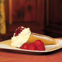 Gasthof Esterhammer - Die süße Haus-Spezialität: Stanitzl mit Schlag und Preiselbeeren