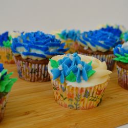 Sunny Cupcake - White & blue floral cupcakes in chocolate and lemon flavors.
