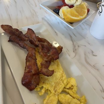 Keke's Breakfast Cafe - Eggs, Bacon, Side Fruit - Breakfast & Brunch Near Me - Parkland, Florida