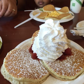 Eggs 'n Things - Waikiki Beach Eggspress - Strawberry pancakes: the pancakes were really good but would've been better with fresh strawberries - Breakfast & Brunch Near Me - Honolulu, Hawaii