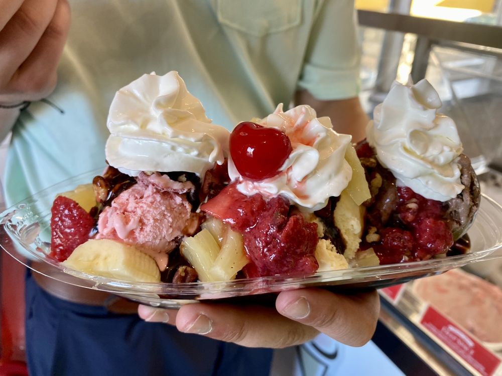 MOOSIE’S ICE CREAM PARLOR Updated September 2024 17 Photos 321 N